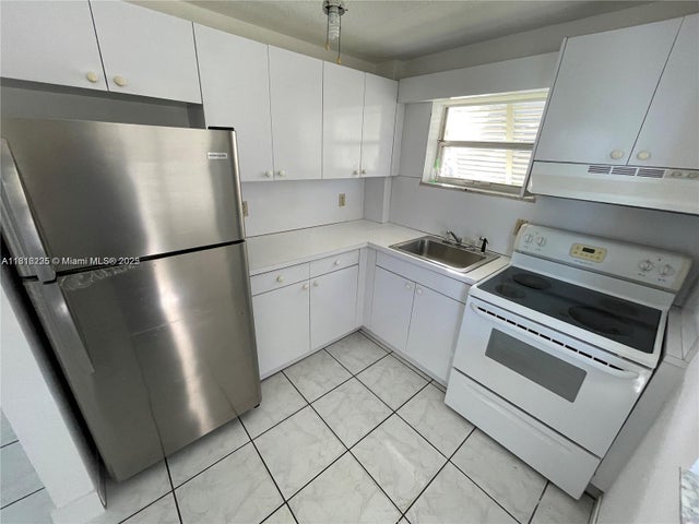 2 of 3 - 1016 Nw 1st Ave, Hallandale Beach, FL