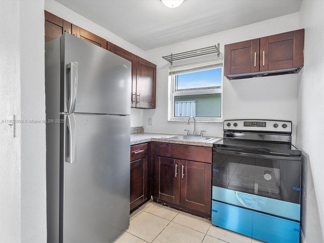 3 of 13 - 821 Nw 5th Ave 1, Hallandale Beach, FL