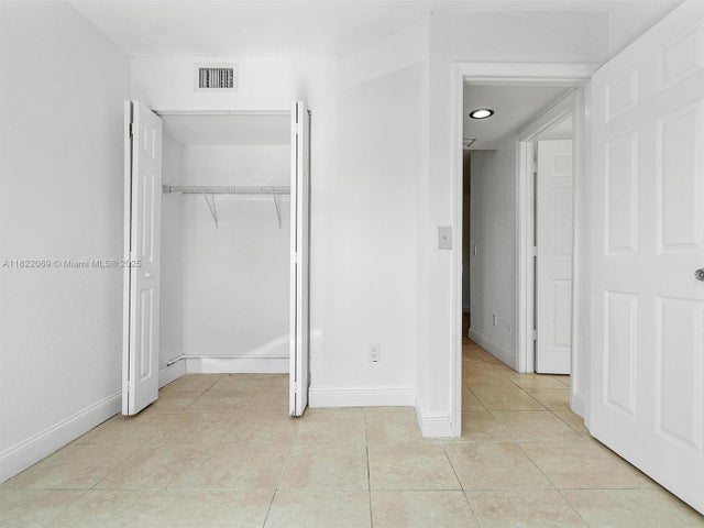 4 of 13 - 821 Nw 5th Ave 1, Hallandale Beach, FL