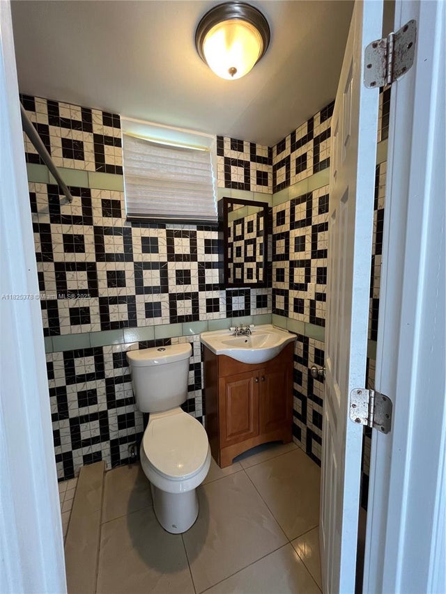 5 of 18 - 2330 Harding St Rear, Hollywood, FL