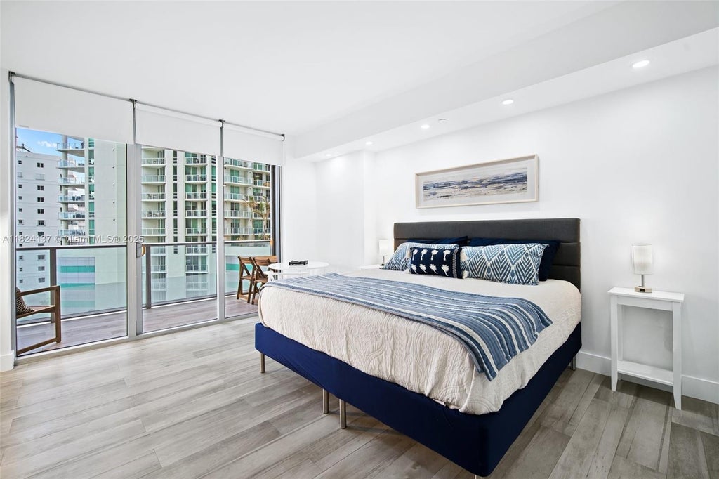 1300 Brickell Bay Dr 905, Miami