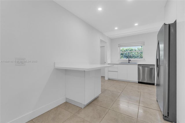 4 of 34 - 806 Ne 4th St, Hallandale Beach, FL