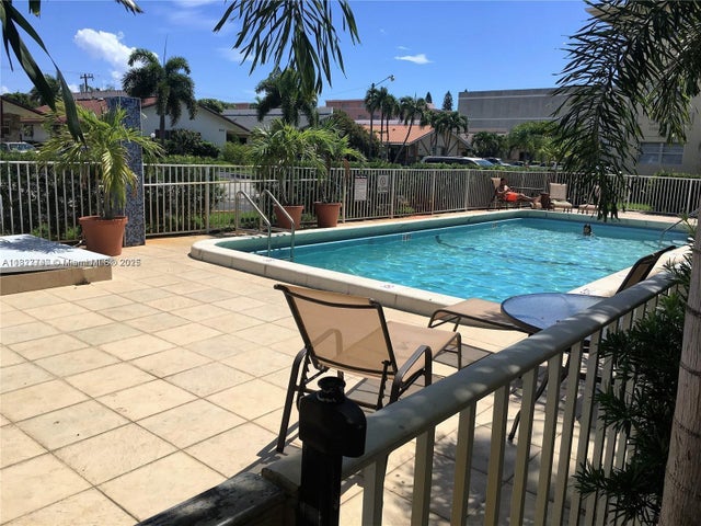 1 of 6 - 1100 Ne 1st Ct 302, Hallandale Beach, FL