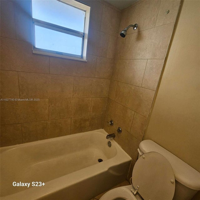 5 of 6 - 1100 Ne 1st Ct 302, Hallandale Beach, FL