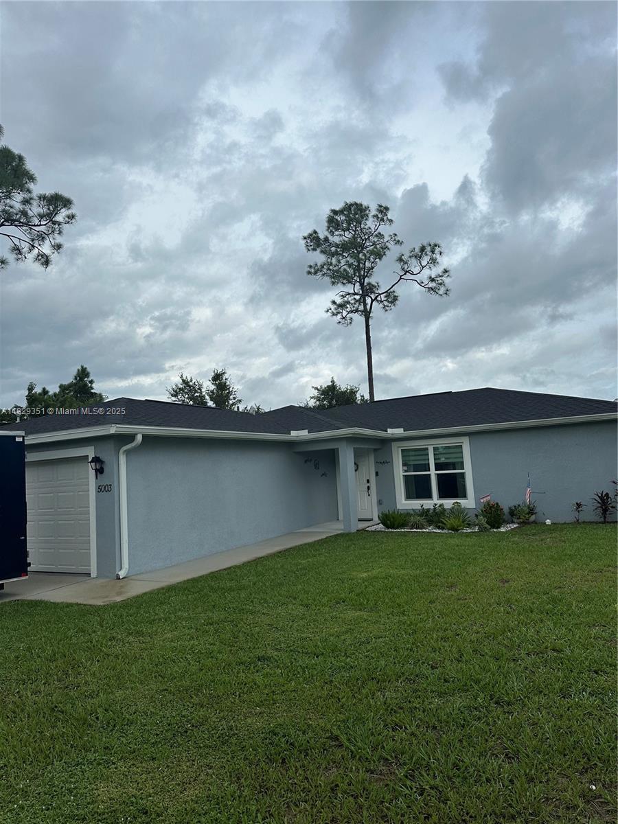 5003 Moon Ln, La Belle