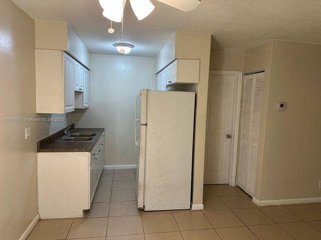 2 of 10 - 214 Se 8th St 5, Hallandale Beach, FL