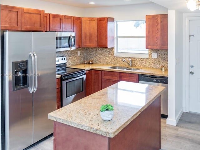 4 of 31 - 3321 N Raleigh St 3i, Hollywood, FL