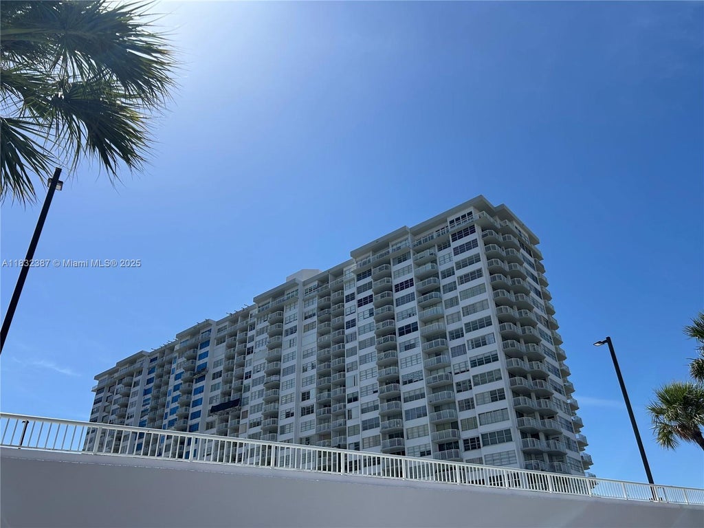 18031 Biscayne Blvd 904, Aventura