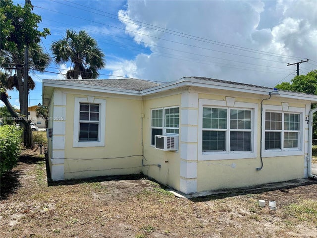 3 of 23 - 221 W 27th St 221, Riviera Beach, FL