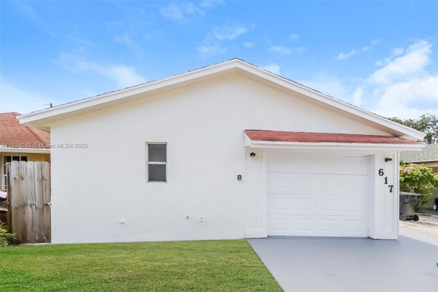 1 of 15 - 617 S A St, Lake Worth, FL