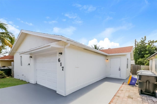 2 of 15 - 617 S A St, Lake Worth, FL