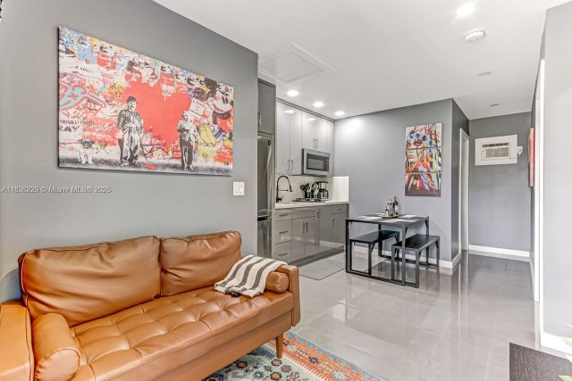 4 of 12 - 2302 Taylor St 3, Hollywood, FL