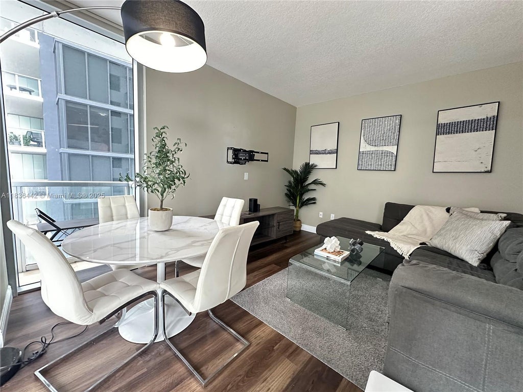 1050 Brickell Ave 2220, Miami
