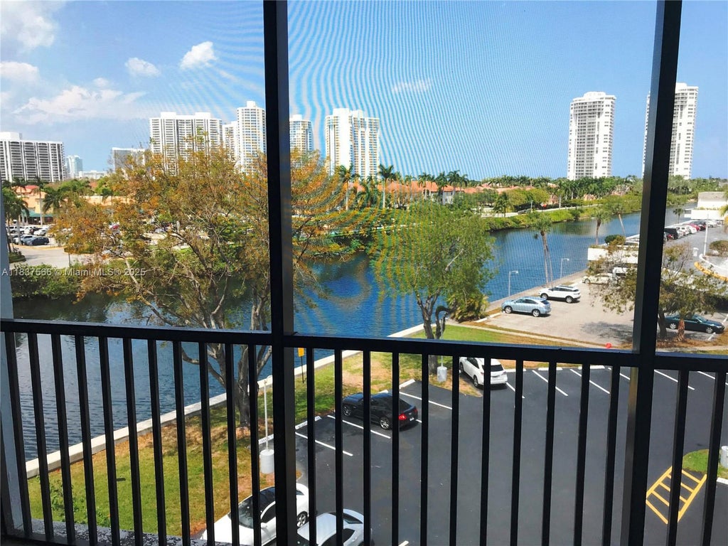 3475 N Country Club Dr 516, Aventura