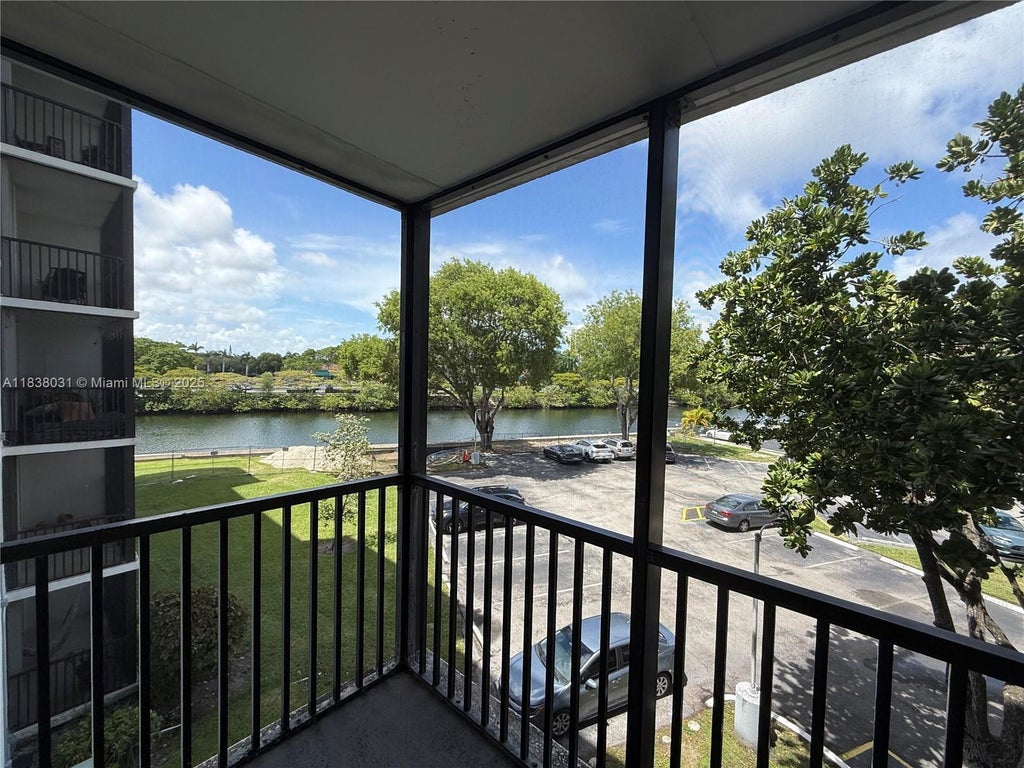 3475 N Country Club Dr 315, Aventura