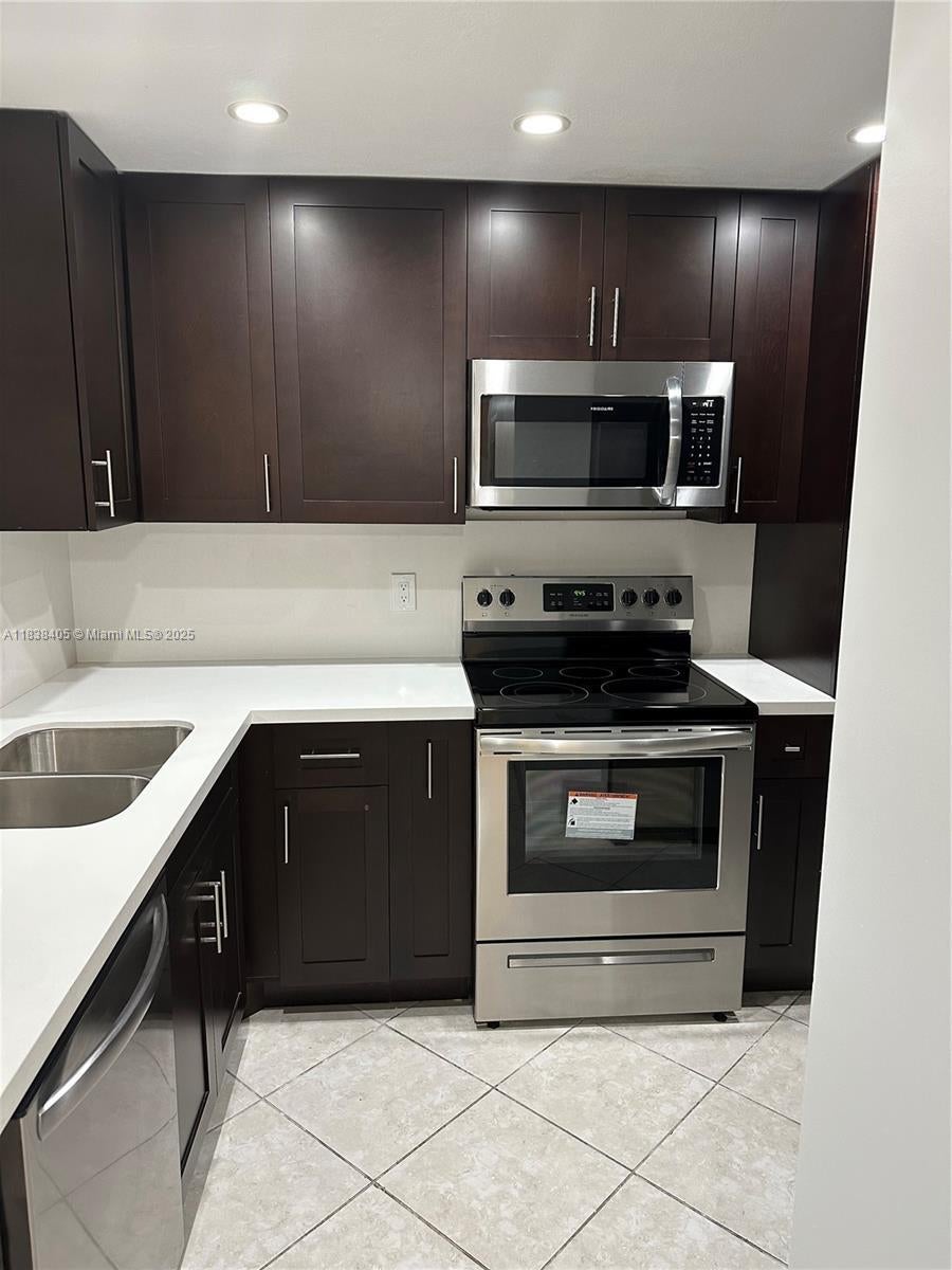 658 Ne 195th St, Miami