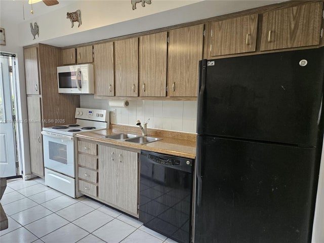 5 of 14 - 1400 N 16th Ave 1400, Hollywood, FL