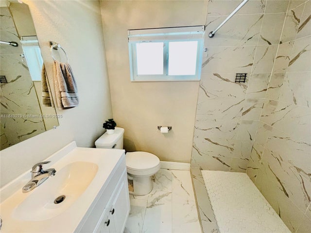 5 of 14 - 1002 S 27th Ave, Hollywood, FL