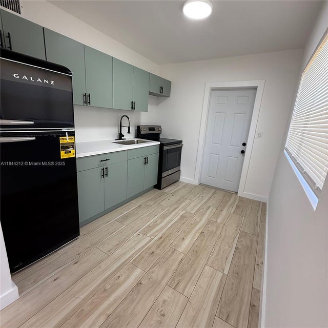 1 of 7 - 1827 N Dixie Hwy 2, Fort Lauderdale, FL