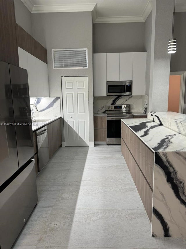 5 of 19 - 2743 S Parkview Dr 2743, Hallandale Beach, FL
