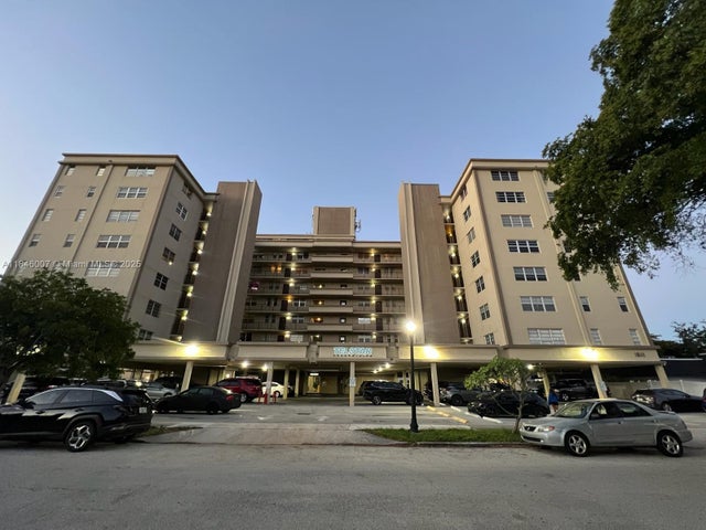 2 of 21 - 1811 Jefferson St 602, Hollywood, FL