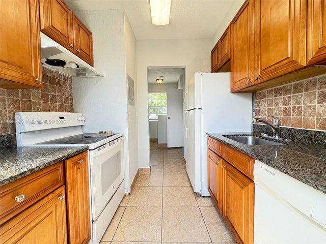 1 of 9 - 2527 N 23rd Ave 2525, Hollywood, FL