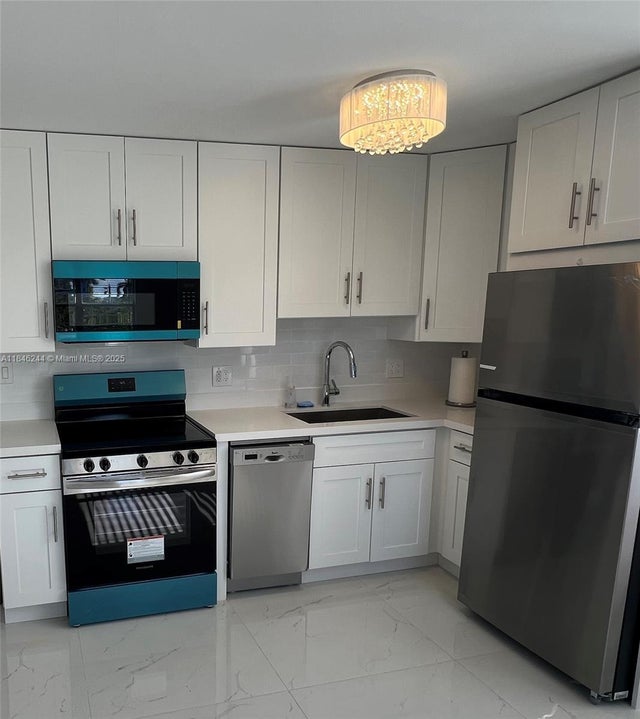 4 of 34 - 619 Orton Ave 405, Fort Lauderdale, FL