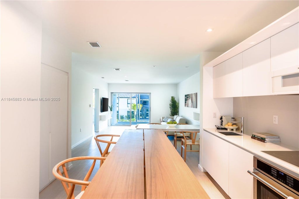 201 Sunrise Drive 102, Key Biscayne