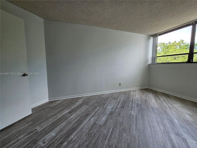5 of 9 - 2000 N Congress Ave 304, West Palm Beach, FL