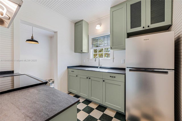 2 of 18 - 3826 Oak Ave 3826, Coconut Grove, FL