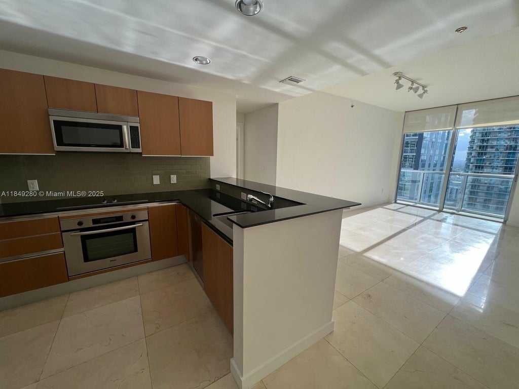 1060 Brickell Ave 2711, Miami