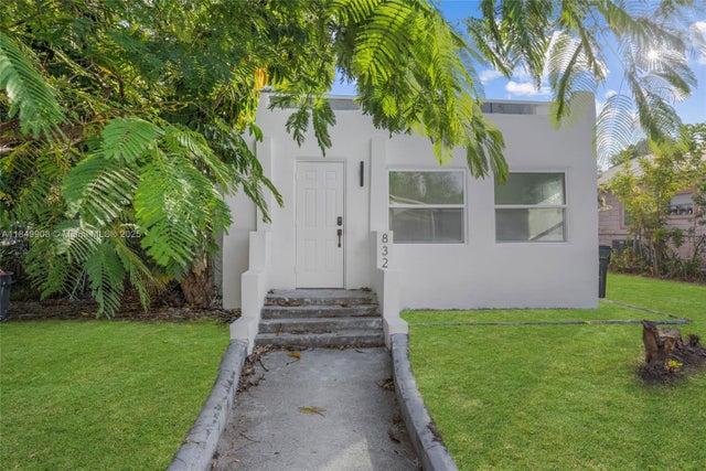 1 of 10 - 832 N C St, Lake Worth, FL