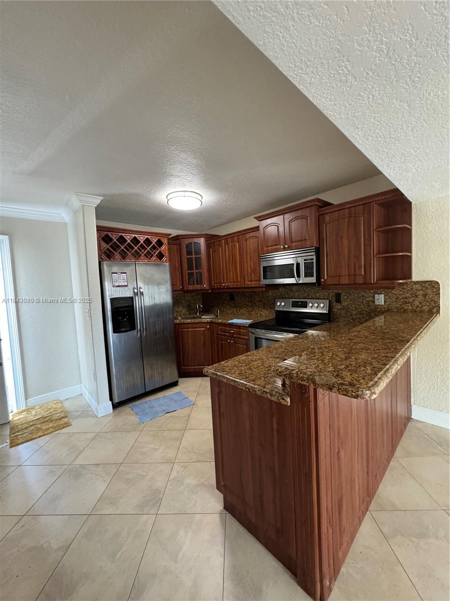 2740 W 76th St 202, Hialeah