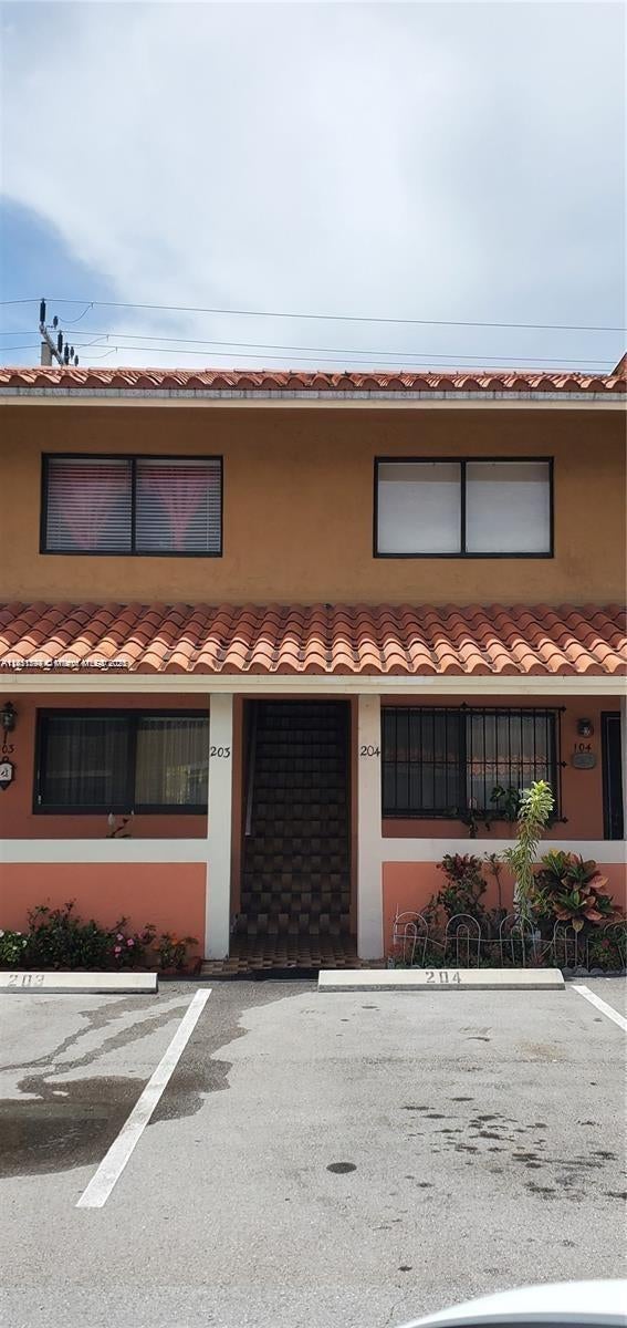 2710 W 60th Pl 204, Hialeah