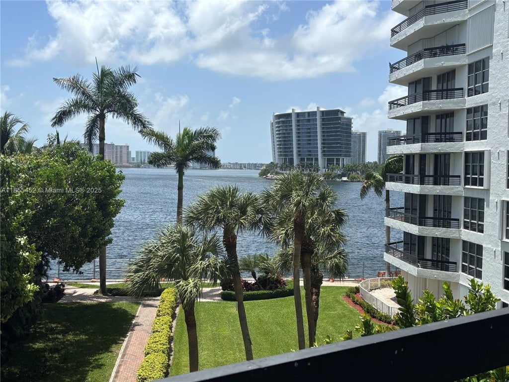 3600 Mystic Pointe Dr 414, Aventura