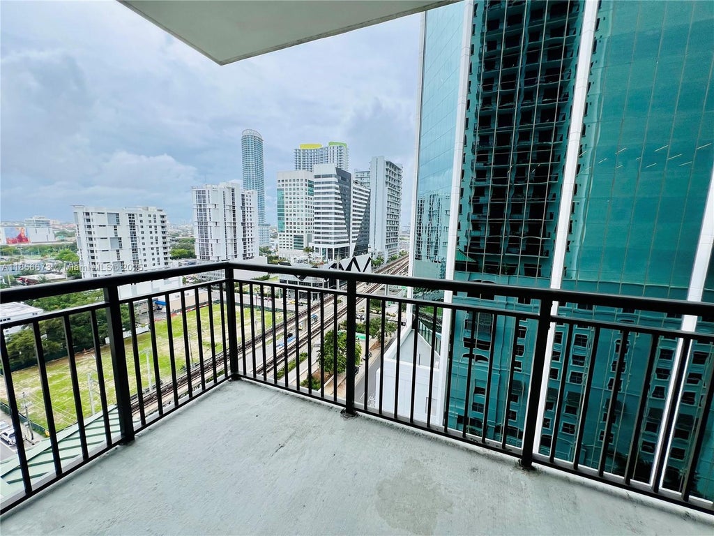 999 Sw 1st Ave 1414, Miami