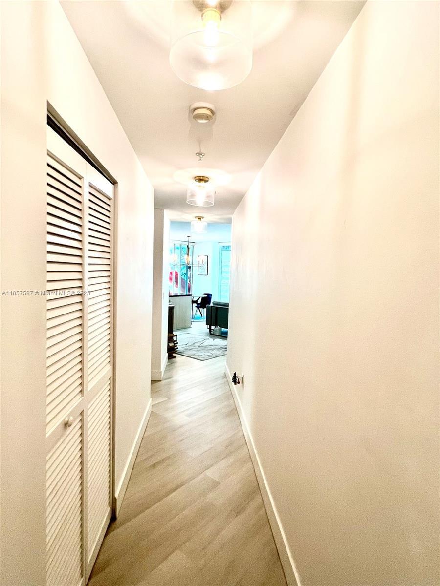 1111 Sw 1 1620, Miami