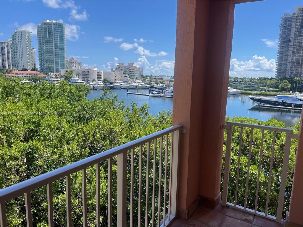 19701 E Country Club Dr 5408, Aventura