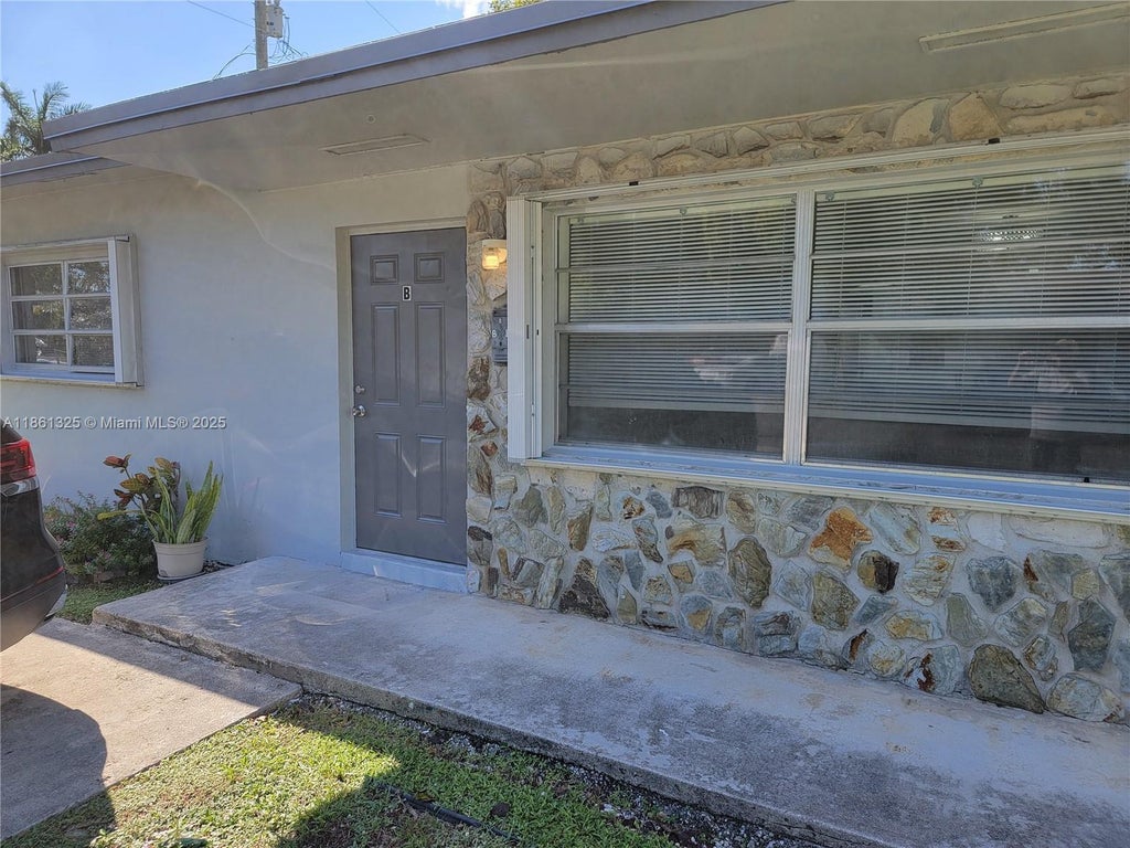 201 Sw 9th St B, Hallandale Beach