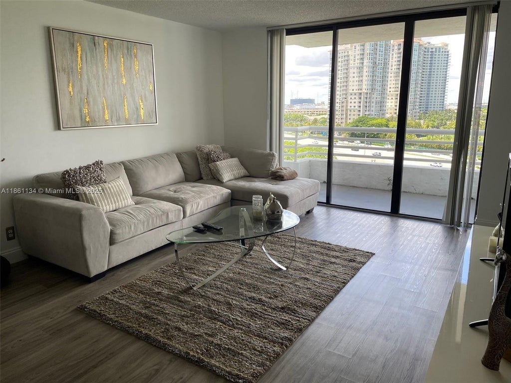 3300 Ne 192nd St 902, Aventura