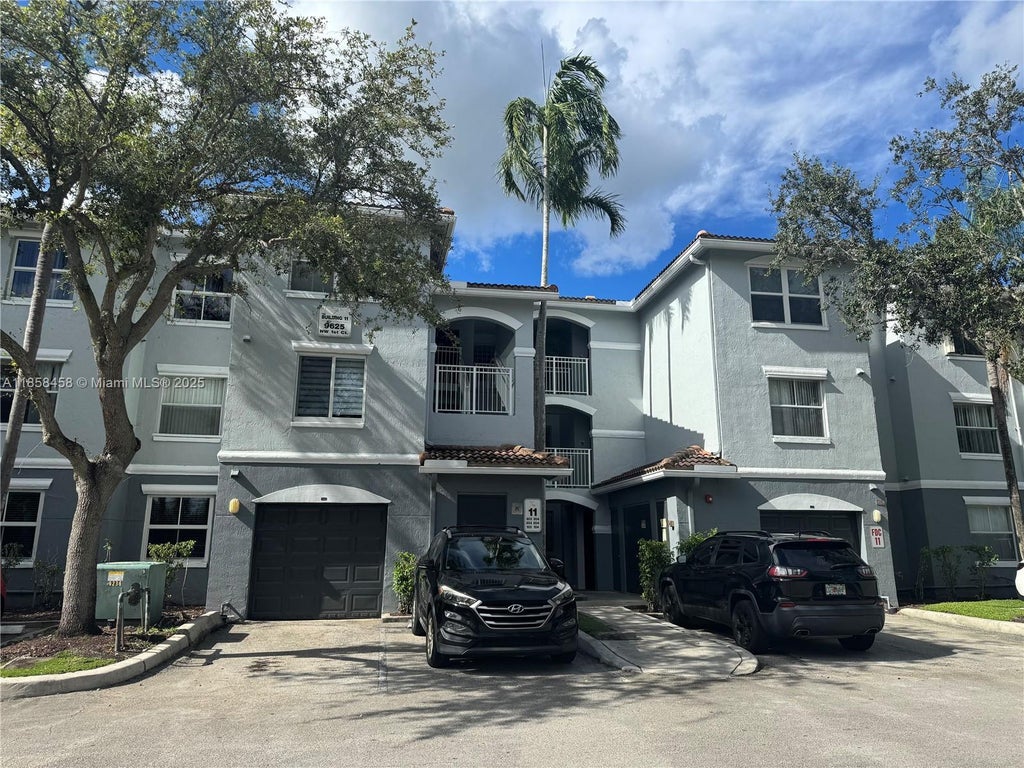 9625 Nw 1st Ct 11-303, Pembroke Pines