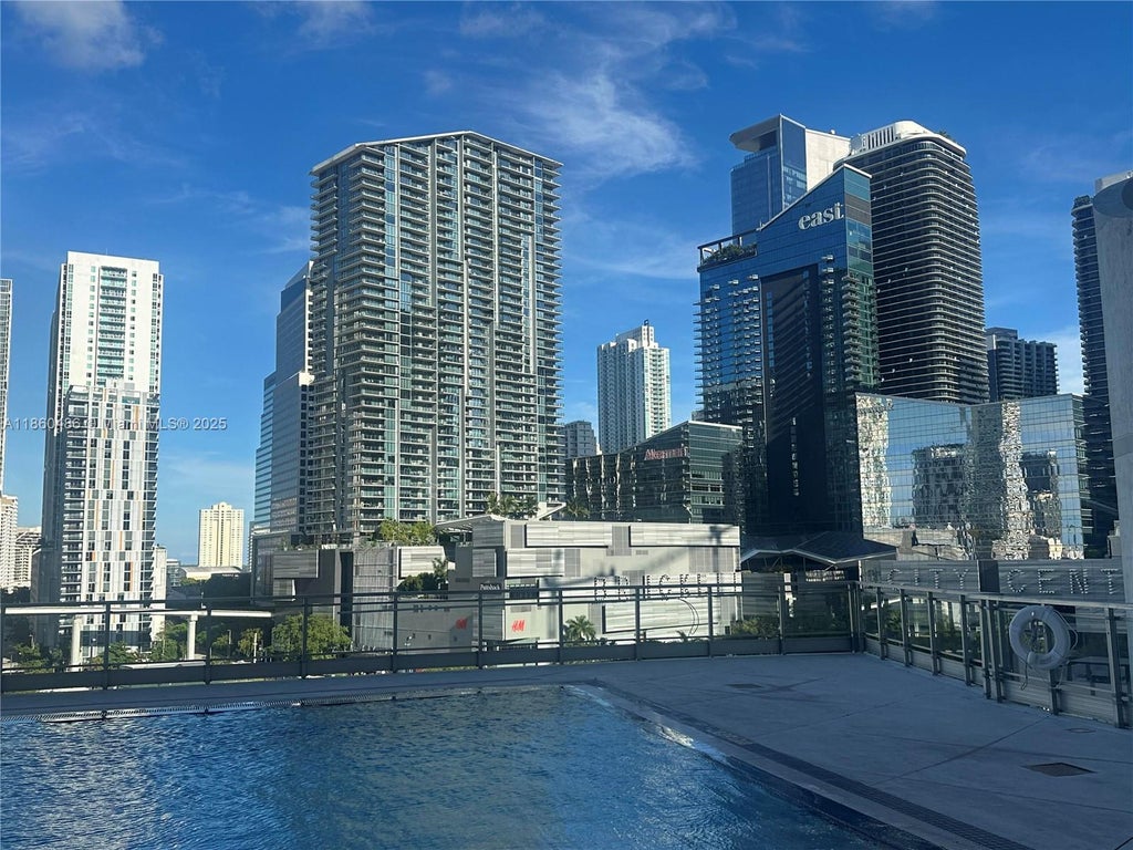 92 Sw 3rd St 1908, Miami