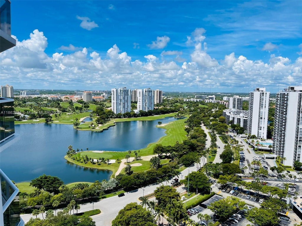 20281 E Country Club Dr 2405, Aventura