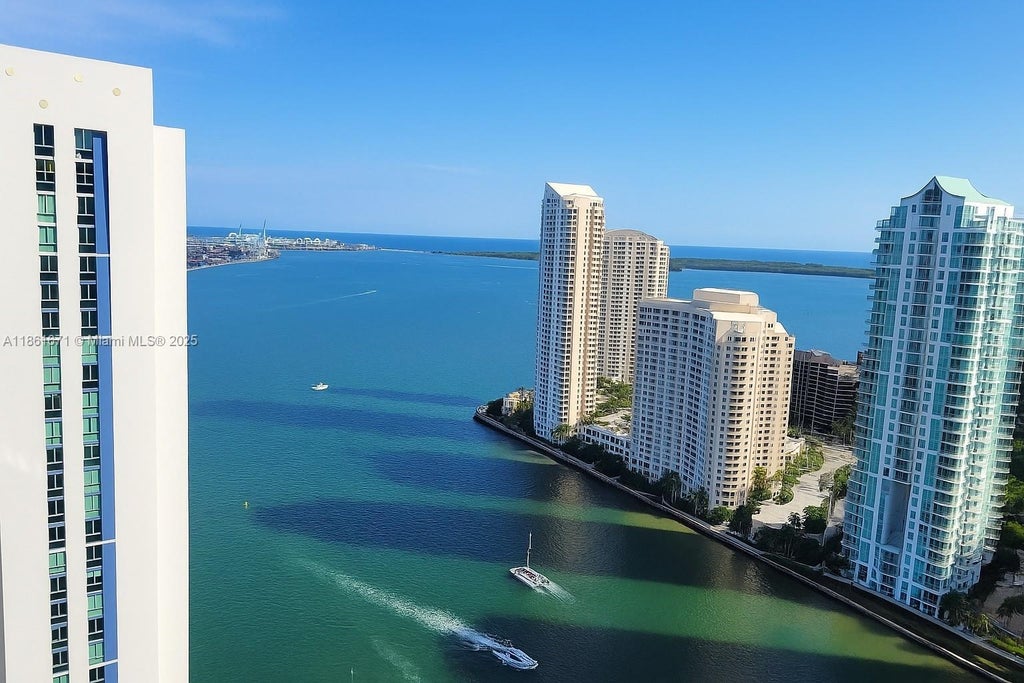300 S Biscayne Blvd T-3714, Miami