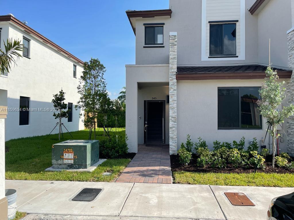 945 Ne 211th St, Miami