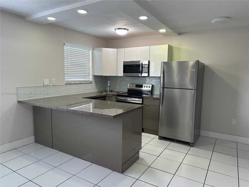 1975 Ne 135th St 3e, North Miami