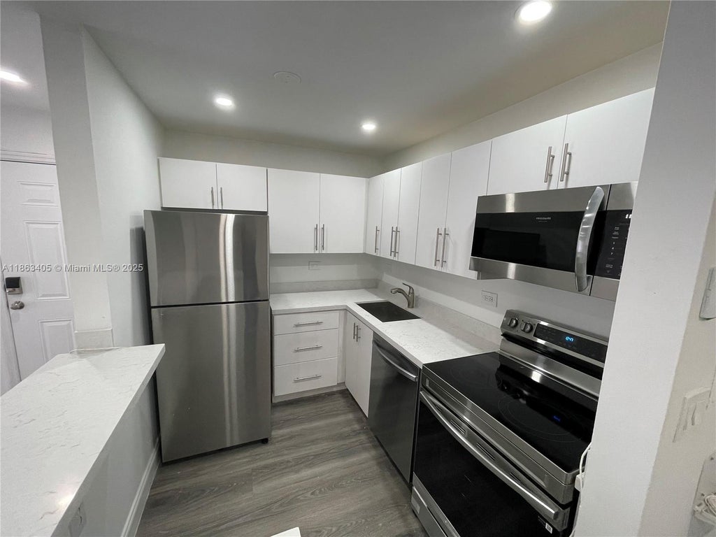 7012 Nw 179th St 210, Hialeah