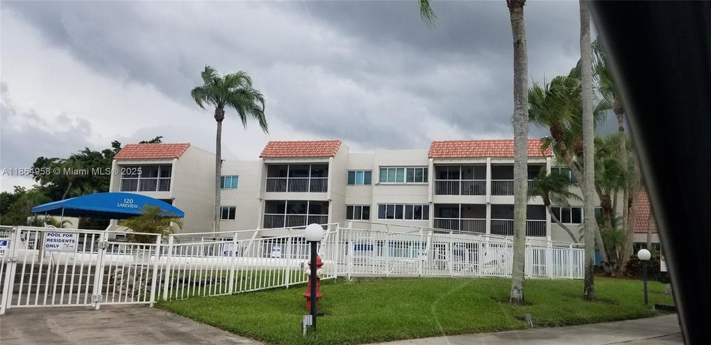 120 Lakeview Dr 318, Weston
