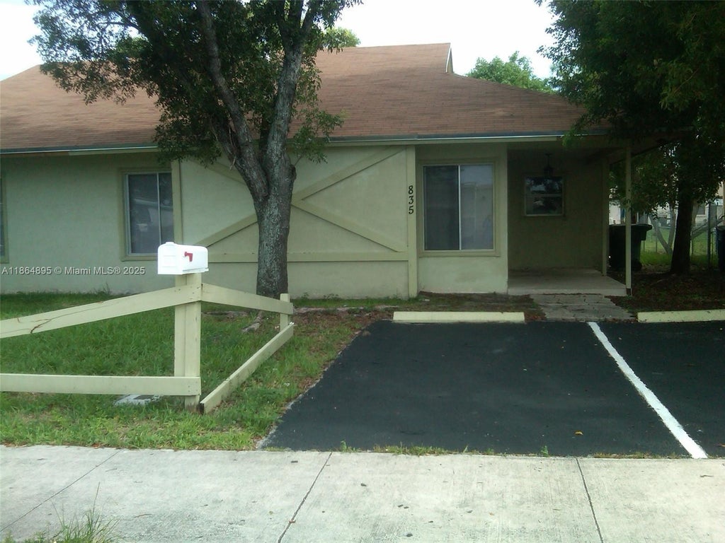 835 Sw 8th St 1, Hallandale Beach