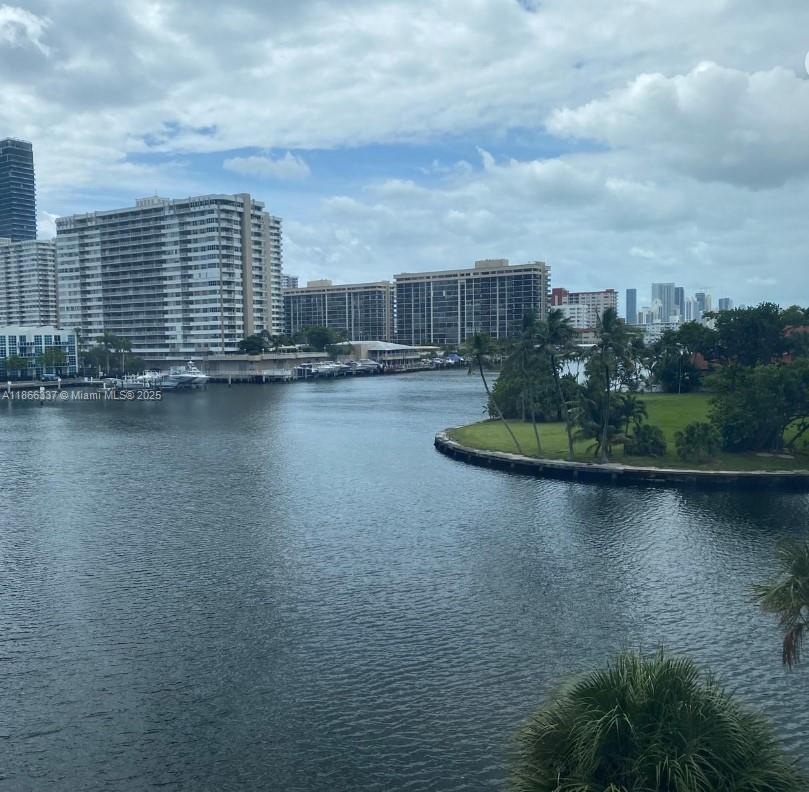 121 Golden Isles Dr 304, Hallandale Beach